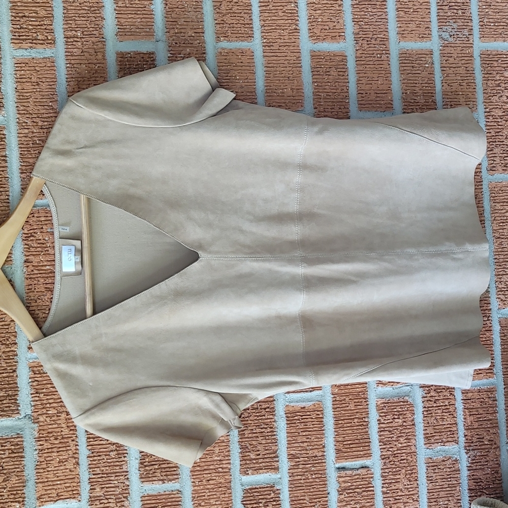 Beautiful Ecru women's suede short sleeve pullover size L